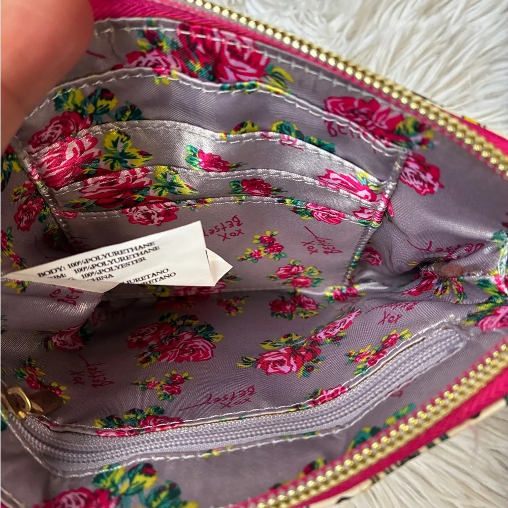 Betsey Johnson Wristlet🤍 - Picture 7 of 8